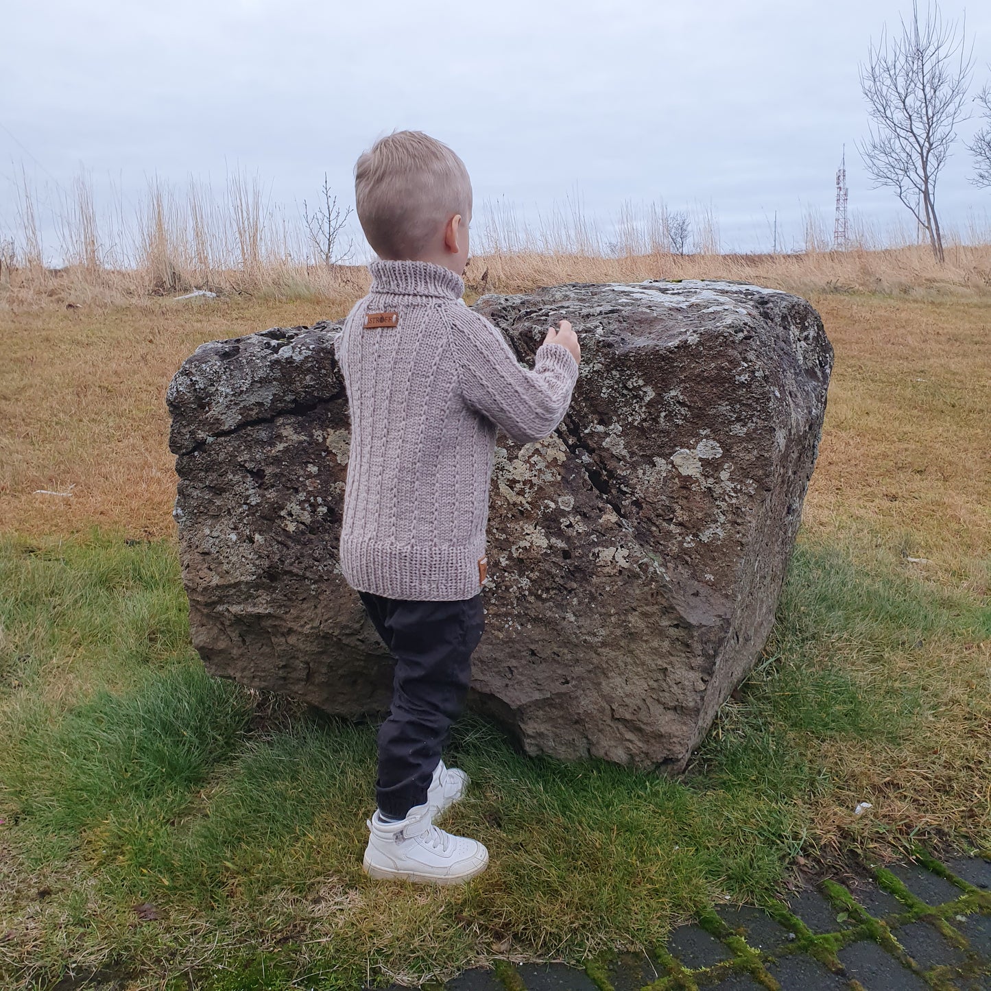 Nótt eftir nótt krakkapeysa