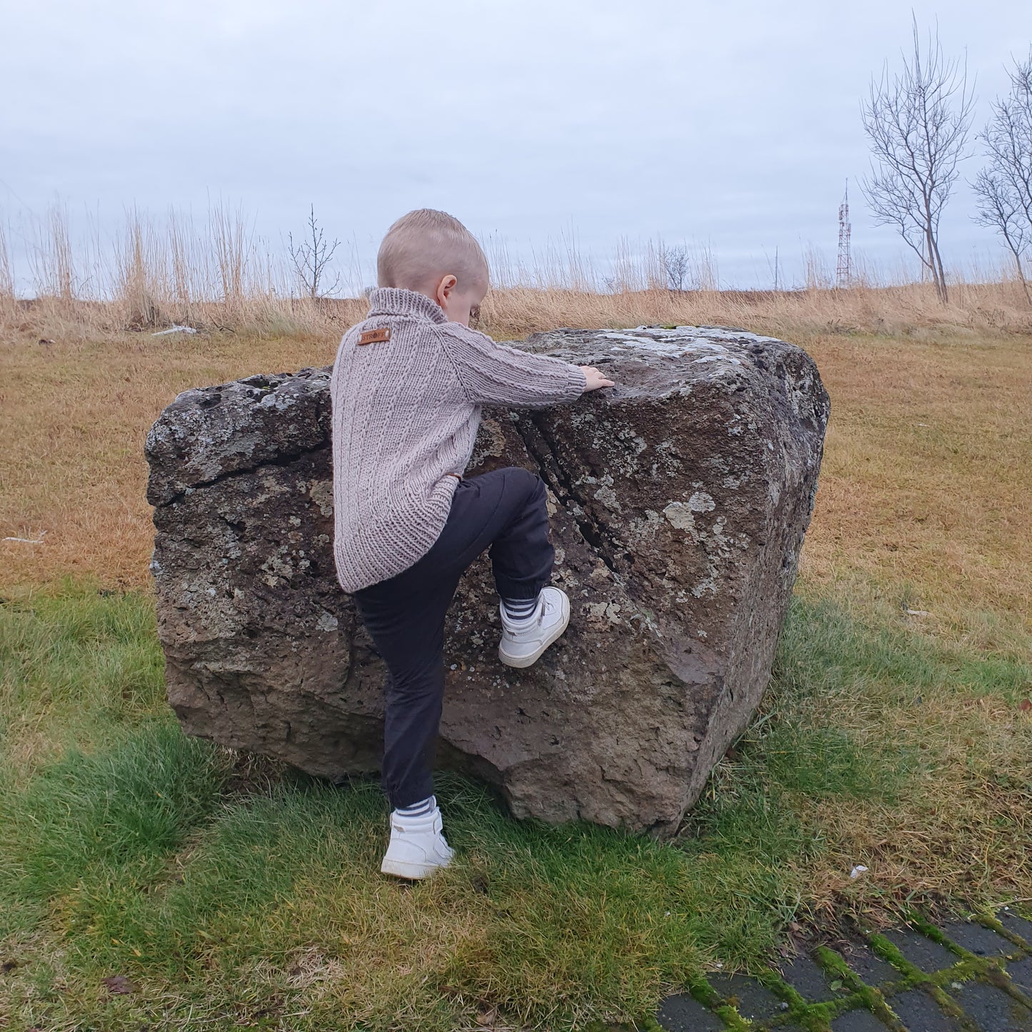 Nótt eftir nótt krakkapeysa