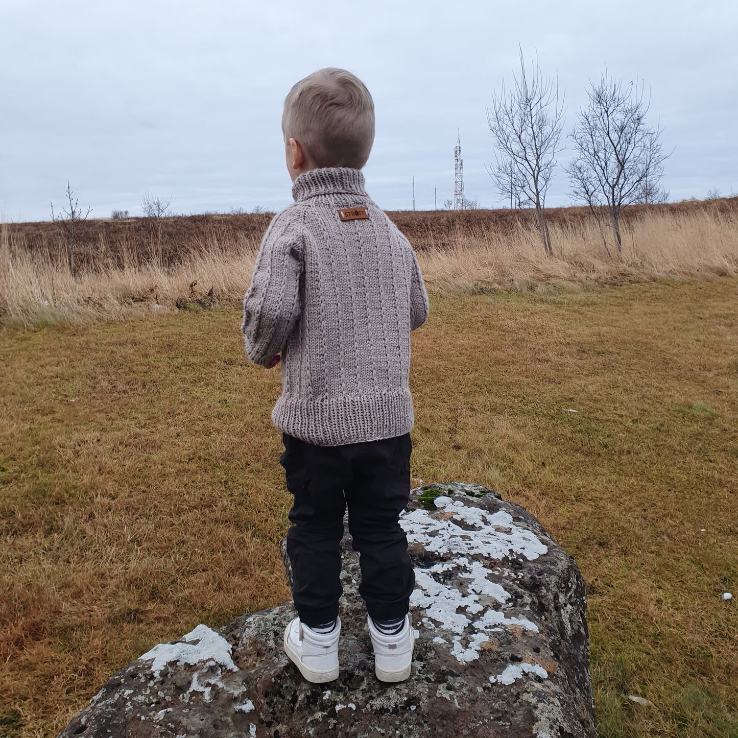 Nótt eftir nótt krakkapeysa