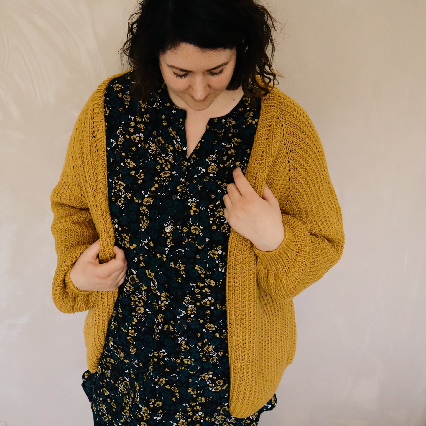 Ynja cardigan. Prjónauppskrift á fullorðna frá Stroff. Með V-hálsmáli