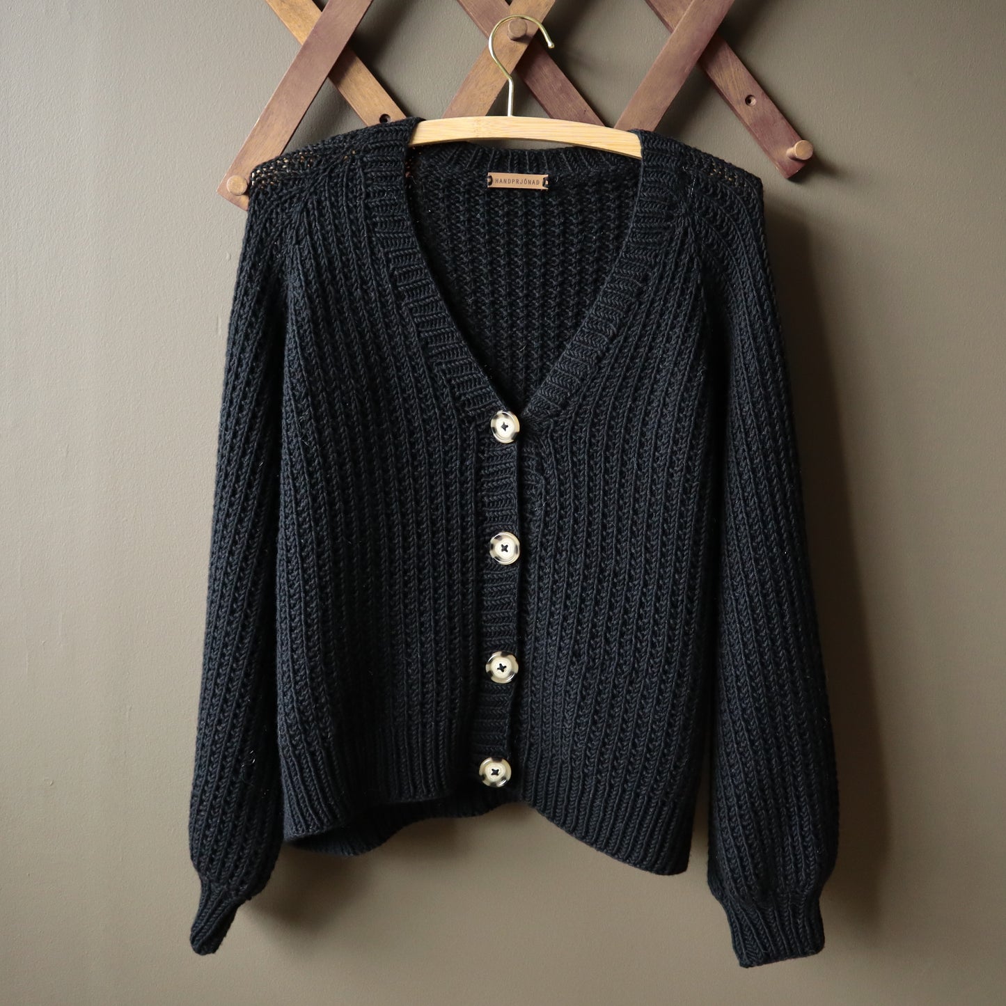 Ynja cardigan. Prjónauppskrift á fullorðna frá Stroff. Með V-hálsmáli