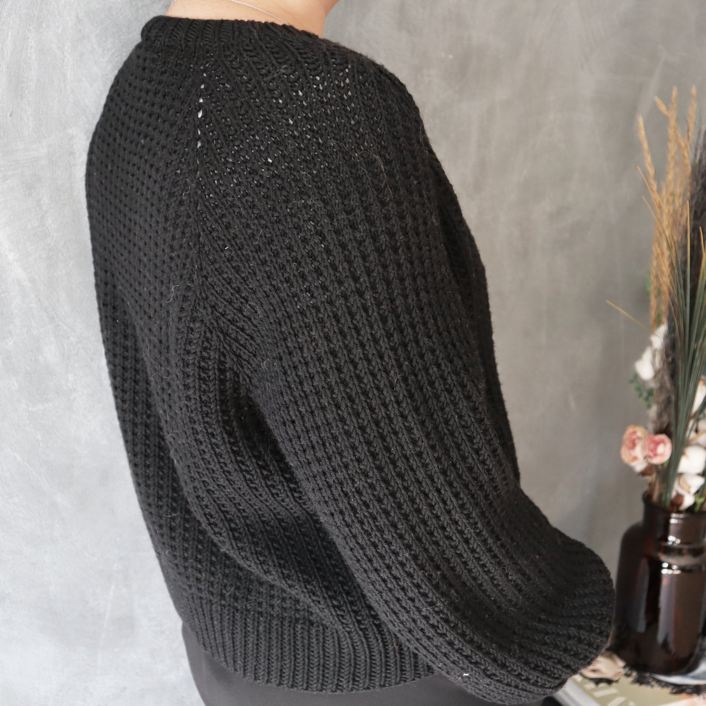 Ynja cardigan. Prjónauppskrift á fullorðna frá Stroff. Með V-hálsmáli