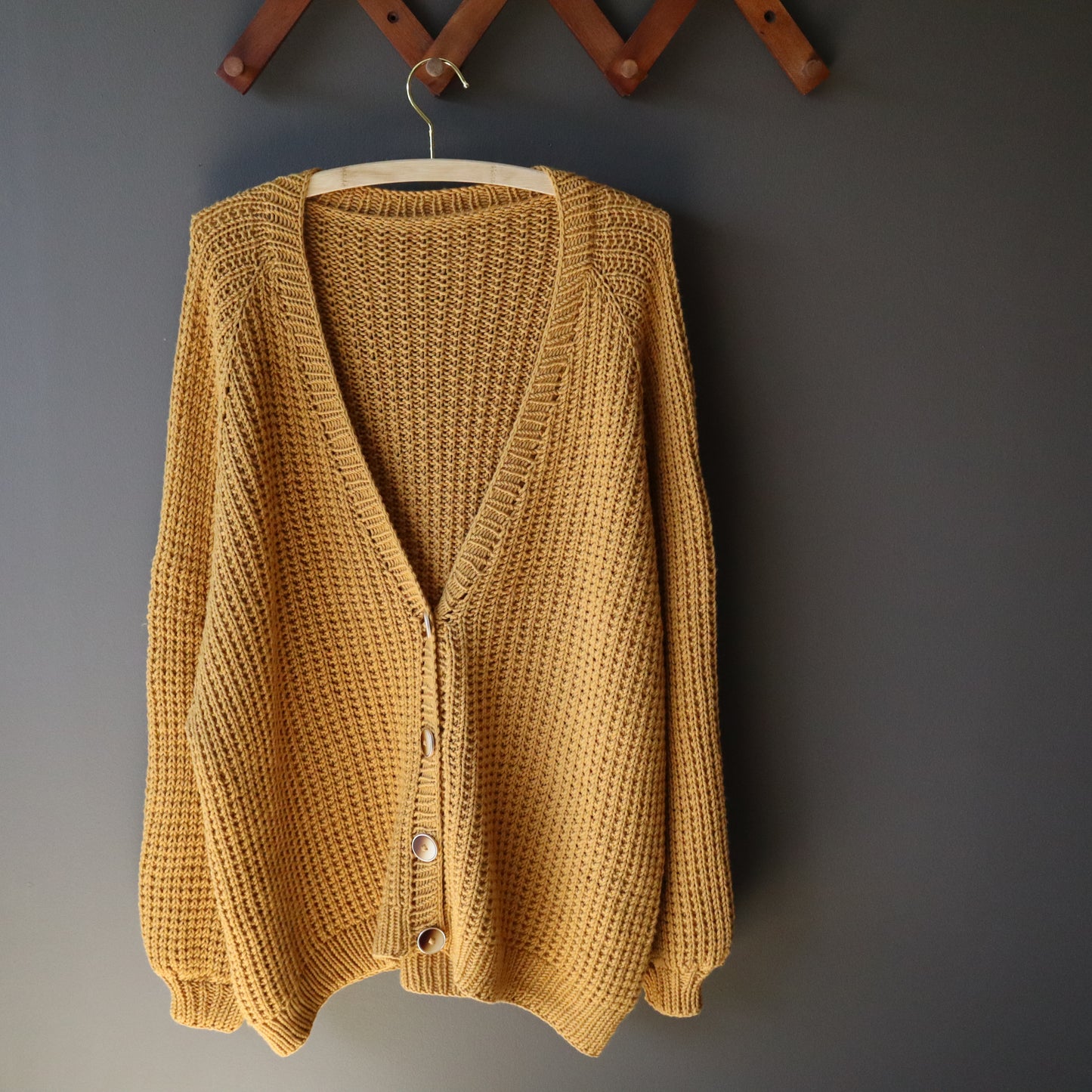 Ynja cardigan. Prjónauppskrift á fullorðna frá Stroff. Með V-hálsmáli