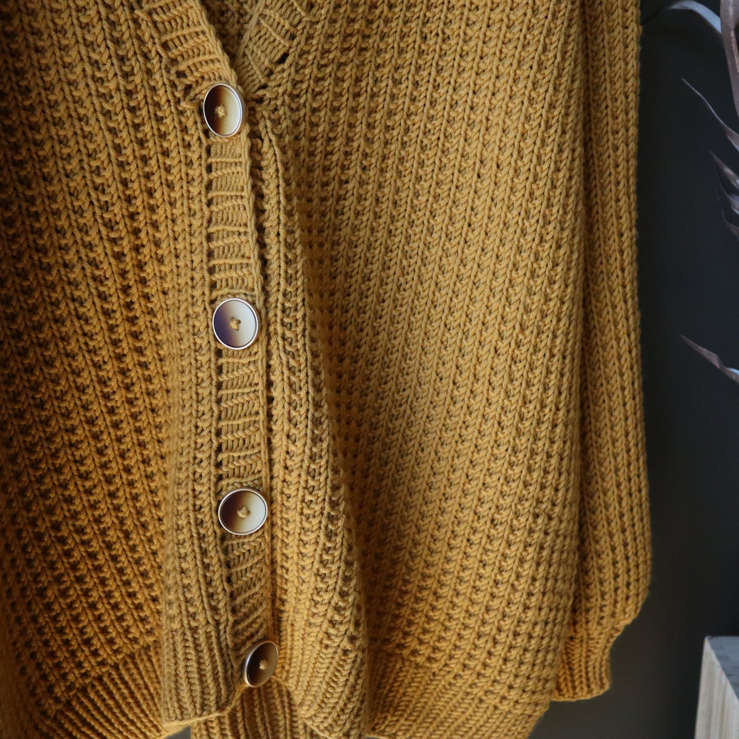 Ynja cardigan. Prjónauppskrift á fullorðna frá Stroff. Með V-hálsmáli